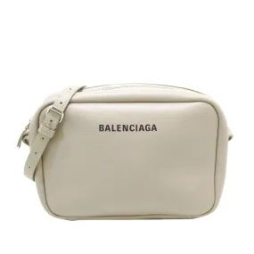 Balenciaga Medium Everyday Camera Bag (SHG-4Bwd7A)